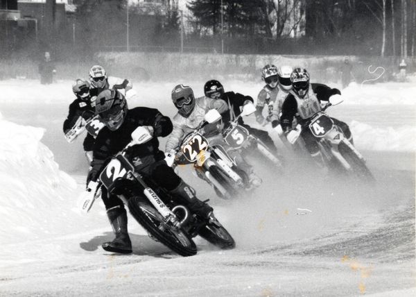 Jerry Wathen keulilla Järvenpään SM jäärata 250cc 1994